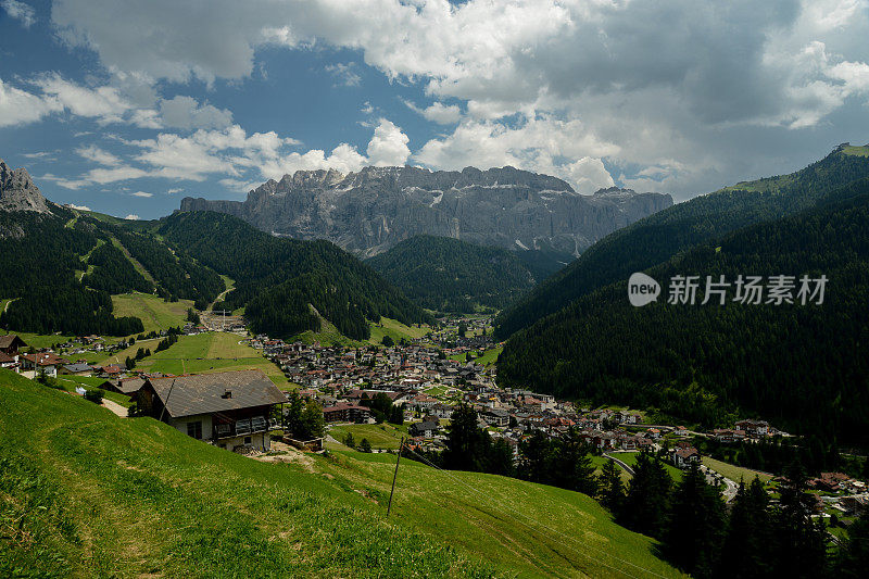 从上面的Selva di Val Gardena和sela山